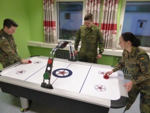 Soldaten beim Spiel am neuen Air-Hockey-Tisch. Foto: KAS-Arbeitskreis Kastellaun/P. Weber