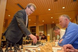 Die Teilnehmer der Meisterschaft in Aktion - hier beim Simultanschach. Foto: Uwe Bolten.