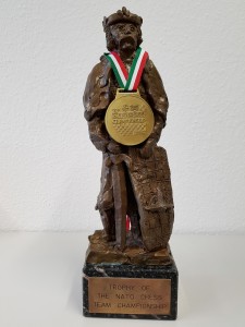 Die Wandertrophäe: König Knut mit Goldmedaille. Foto: KAS.
