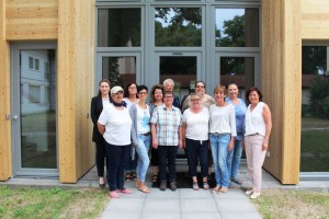 Die Teilnehmerinnen des LSO-Weiterbildungsseminars vor der KAS-Geschäftsstelle Pater Rupert Mayer Haus in Berlin-Marienfelde. Foto: KAS. 