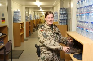 Stabsunteroffizier M. freut sich über ihren Nikolaus. Foto: Bundeswehr.